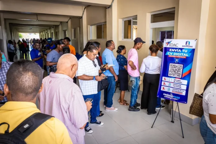 Jóvenes buscan empleo en feria del IDAC