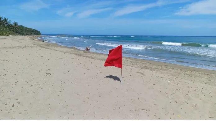 Hombre fallece en playa por bandera roja.