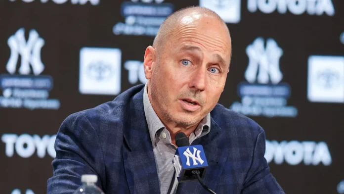 Brian Cashman renueva contrato con los Yankees.
