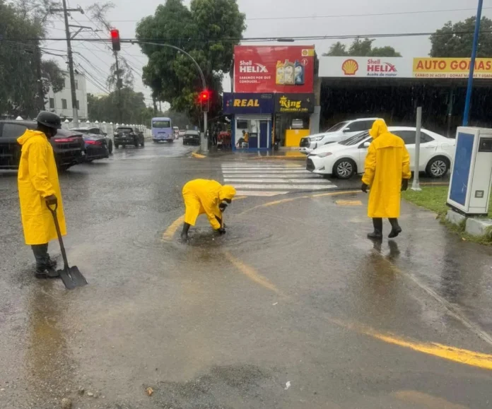 Brigadistas trabajando para mitigar lluvias.
