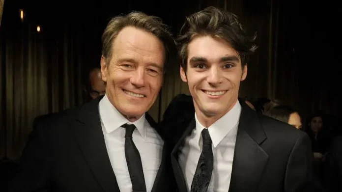 Bryan Cranston homenajea a RJ Mitte fallecido.