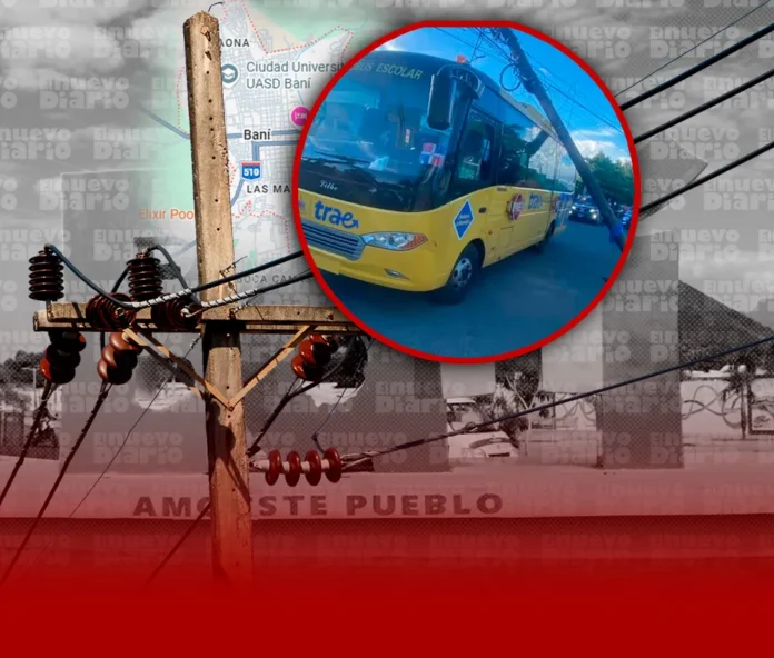 Poste eléctrico cae sobre autobús escolar.