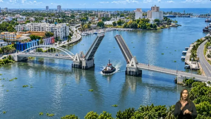 Puente basculante sobre el río Ozama