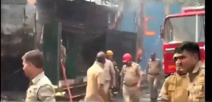 Incendio en Noida causa un muerto y destrucción.