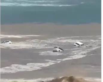 Lluvias arrastran vehículos al mar en Baja California.