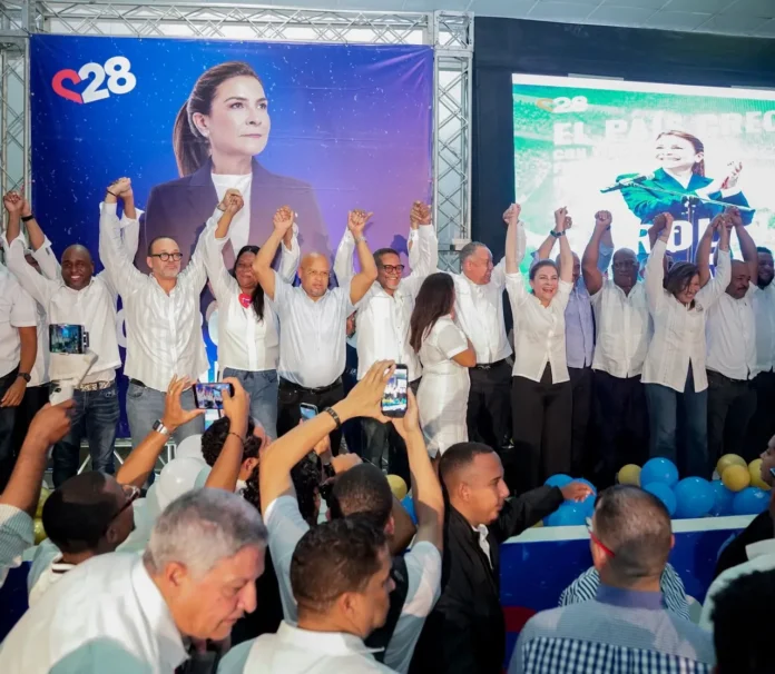 Carolina Mejía juramenta comando de campaña.