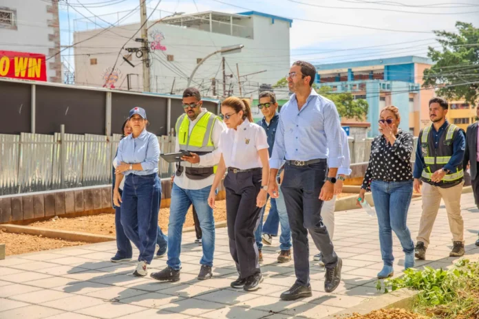 Carolina Mejía supervisa avances en Santo Domingo.