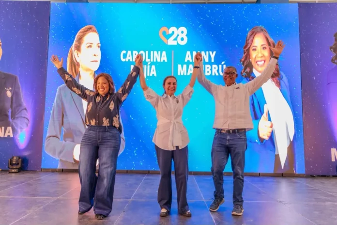 Carolina Mejía con Anny Mambrú y Jesús Colón.