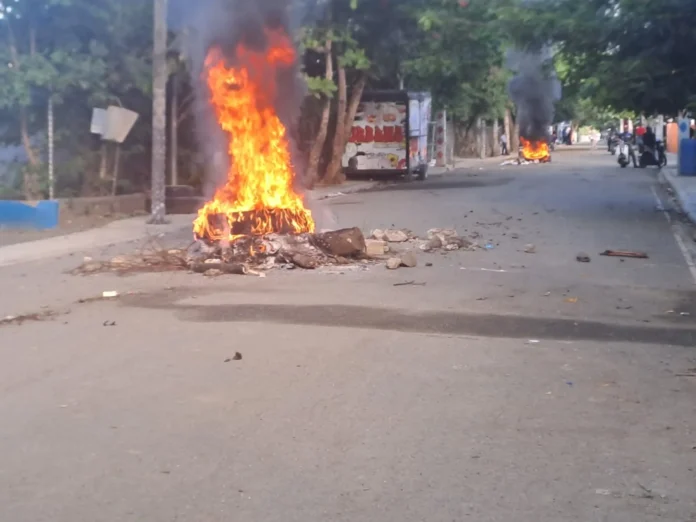 Protesta en Pontón por obras inconclusas.