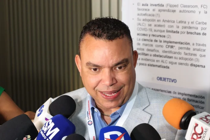 Julio Landrón en inauguración de centro de salud