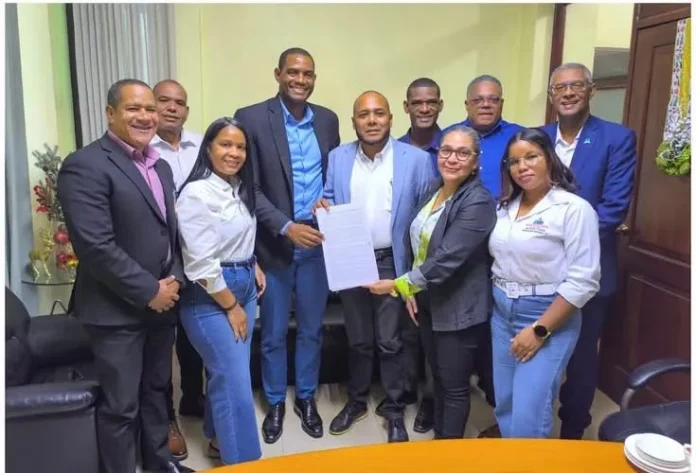 CoopCandelaria y Regional 17 firman convenio educativo