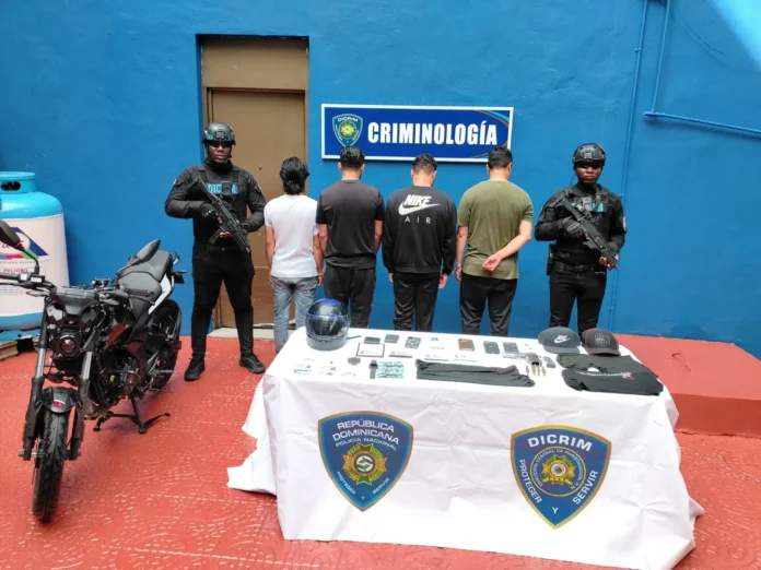 Cuatro colombianos arrestados por robos armados.