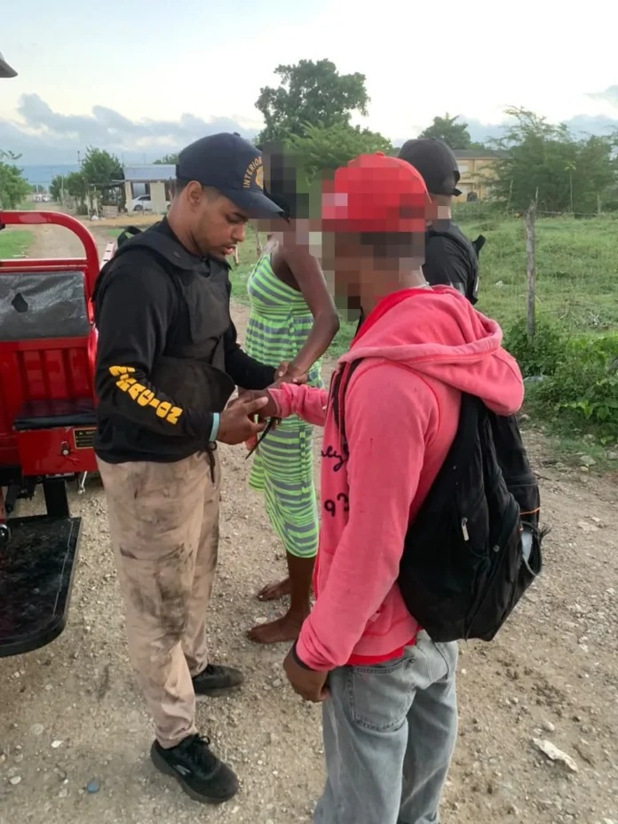 Detención de extranjeros irregulares en operativos.