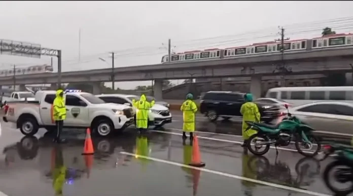 Desvío en autopista Duarte por inundaciones.
