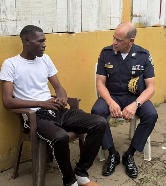 Director de Policía visita raso herido.