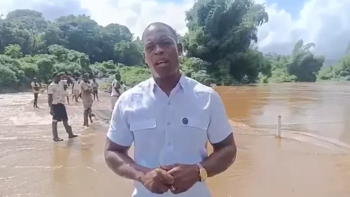 Puente dañado en Don Juan, urgente reparación.