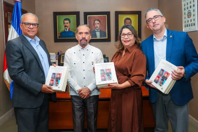 Donación de libros y arte a Unapec