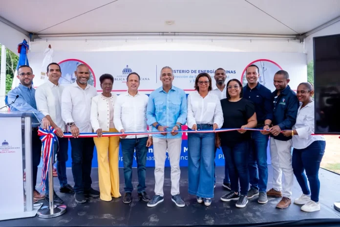 Familias de Monte Plata reciben electricidad.