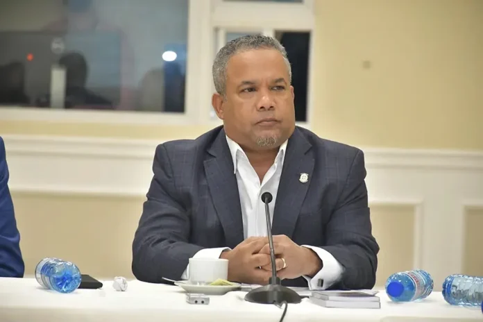 Omar Fernández podría amenazar al PRM.