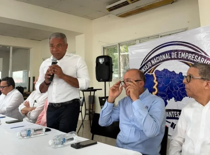 Paz comercial en Dajabón, empresarios en recorrido.