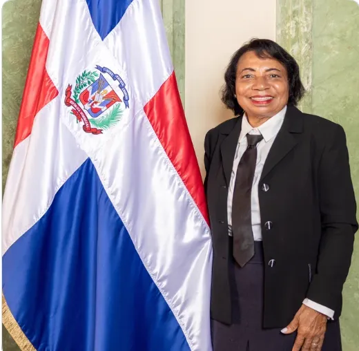 Enelia Santos discute nuevos códigos legales.