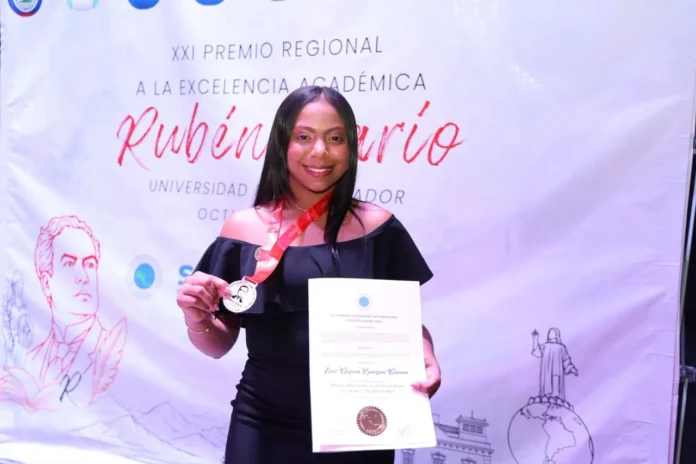 Estudiante UASD gana premio regional en El Salvador