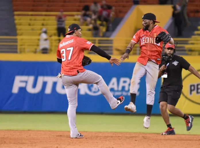 José Marmolejos celebra victoria de los Leones.