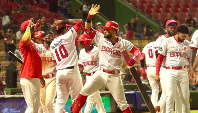 Marmolejos celebra jonrón en victoria de Leones