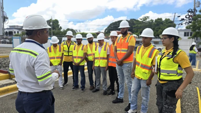 Estudiantes del Infotep en Edenorte Dominicana