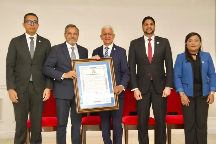 Senado reconoce a Junior Noboa en béisbol.