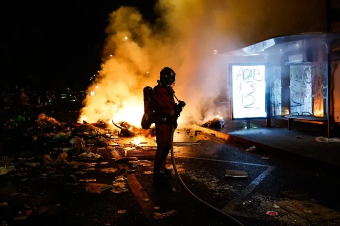 Toques de queda en ciudades francesas.