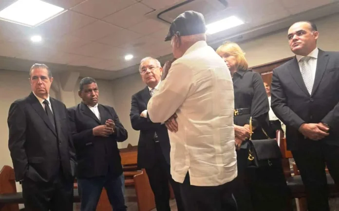 Francisco Javier García ofrece condolencias a Eddy Mateo.