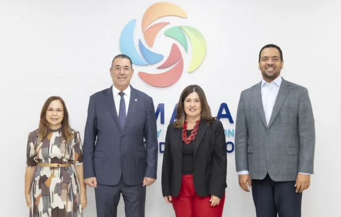 Cámara y Clúster Turístico firman acuerdo.