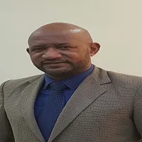 Asesor de seguros brinda ayuda nocturna.