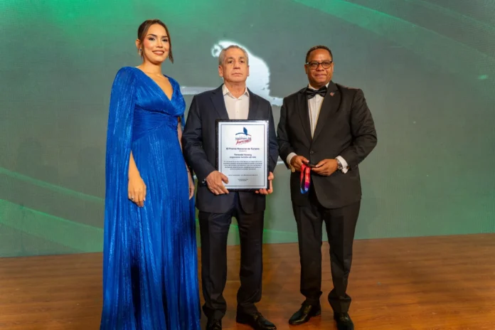 Fernando Hazoury recibe premio turístico destacado.