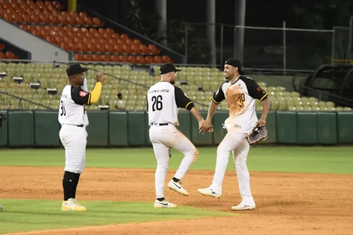 Águilas Cibaeñas celebran victoria sobre Gigantes