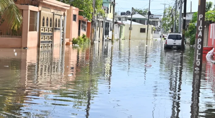 Inundaciones complican tránsito en Santo Domingo