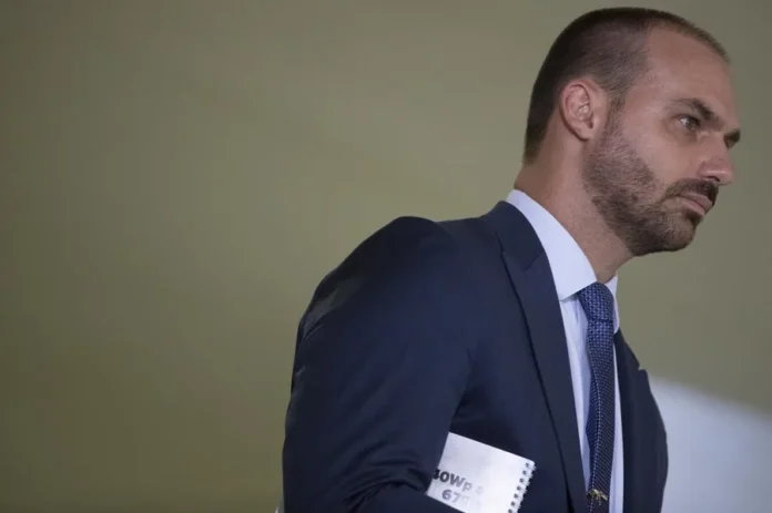 Eduardo Bolsonaro enfrenta condena de prisión.
