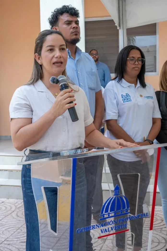 Entrega de autobús a estudiantes de Jicomé