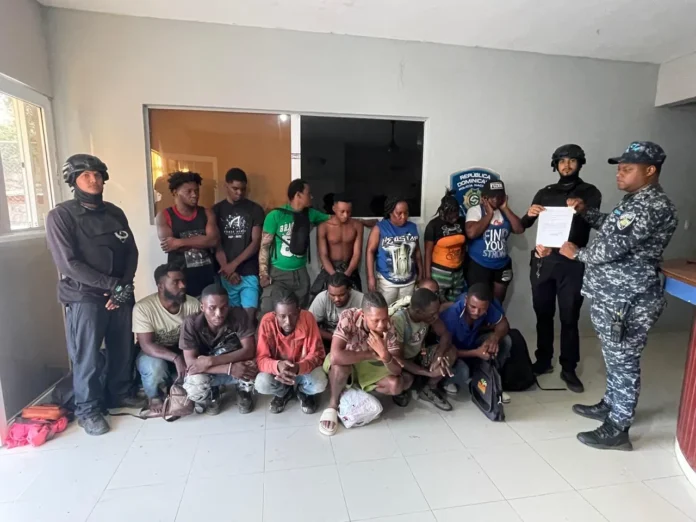 Policía retiene 16 haitianos en Monte Cristi.