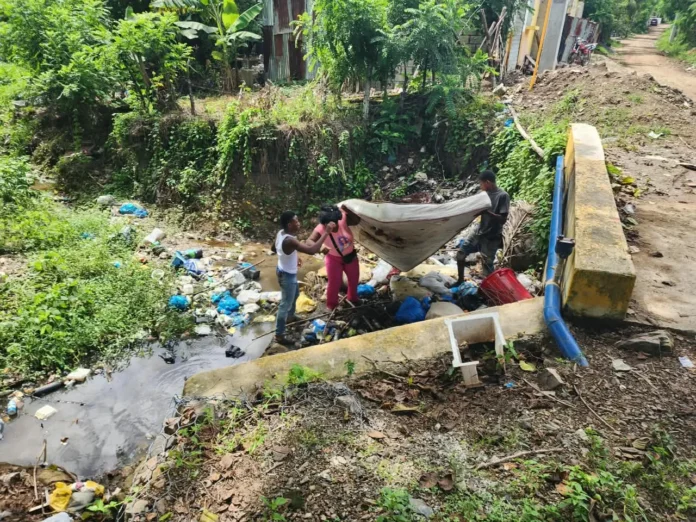 Haitianos limpian basura en Hato Mayor