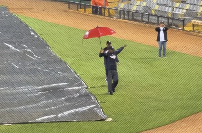 Partido Águilas vs Estrellas pospuesto por lluvia.