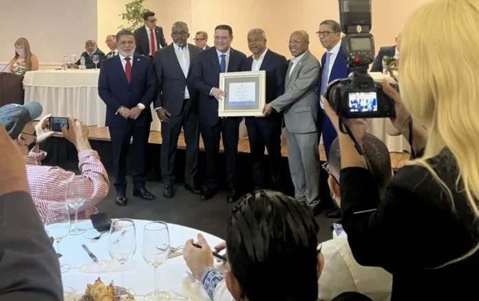 Carlos Morillo recibe premio de la FDC.