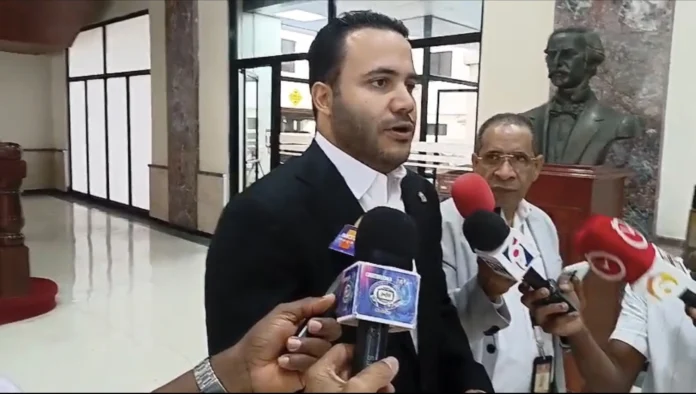 Rogelio Genao renuncia al PRSC, sigue independiente.