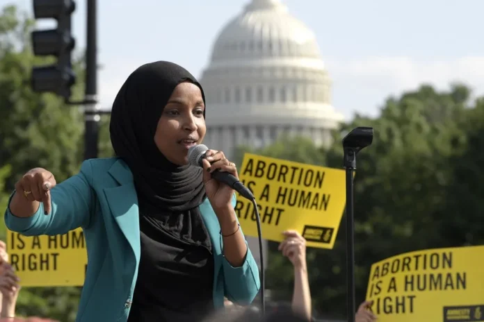 Ilhan Omar denuncia intimidación en investigación federal.