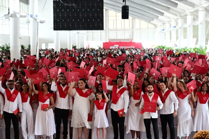 Graduación de 945 profesionales en Intec.