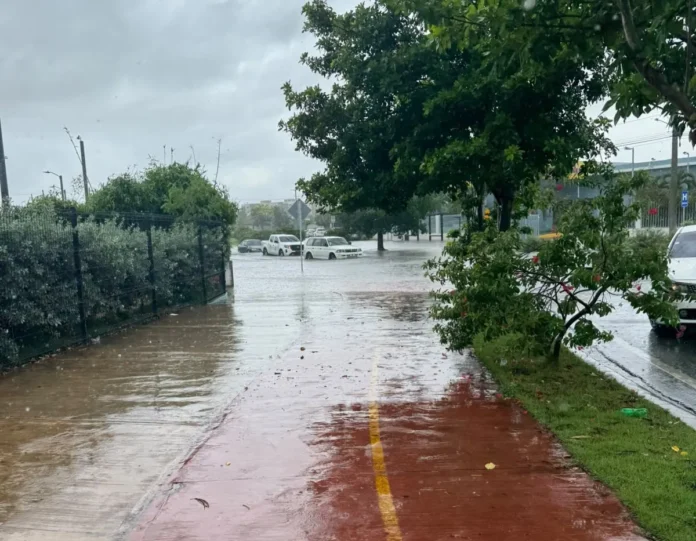 Inundaciones en Ciudad Juan Bosch tras lluvias.
