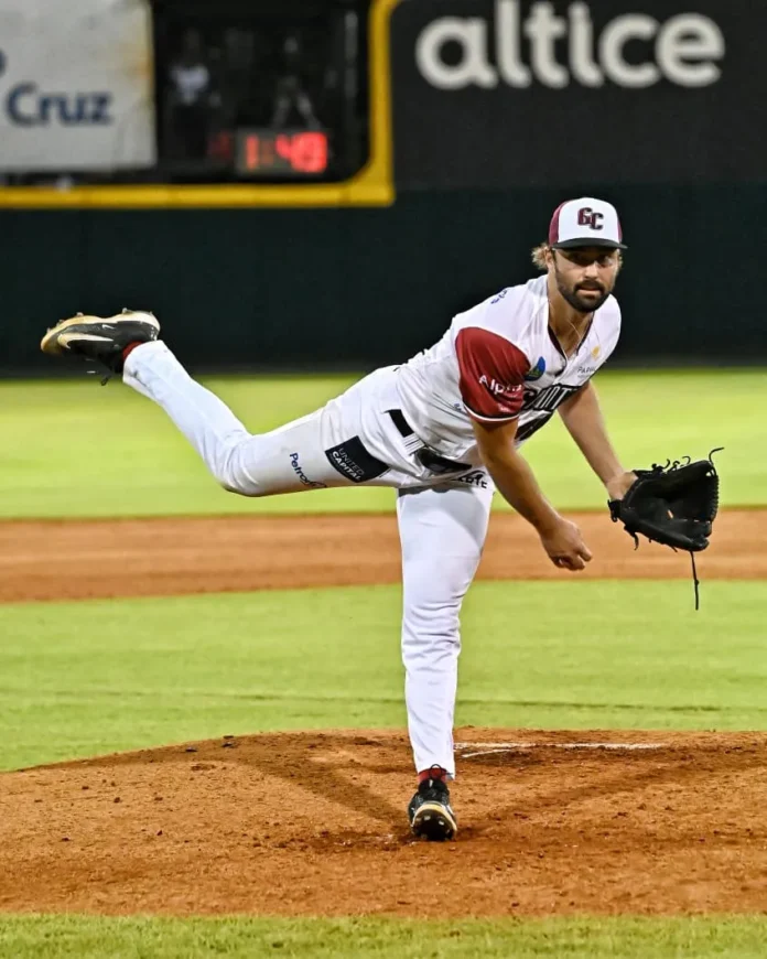 Jackson Goddard lanzando para los Gigantes.