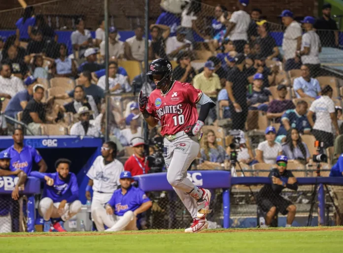 Jefferson Rojas conecta dos jonrones en juego.