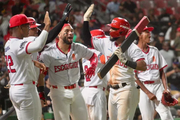 Guzmán celebra jonrón en victoria de Leones.